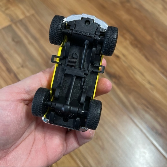Volkswagen Van Samba Maisto 4x4 Rebels scale 1/40 Yellow VW Toy Car Lifted‎ - Picture 9 of 9